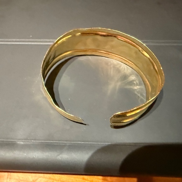 14K Gold Hammered Cuff Bracelet Stamped Italy - Picture 3 of 11